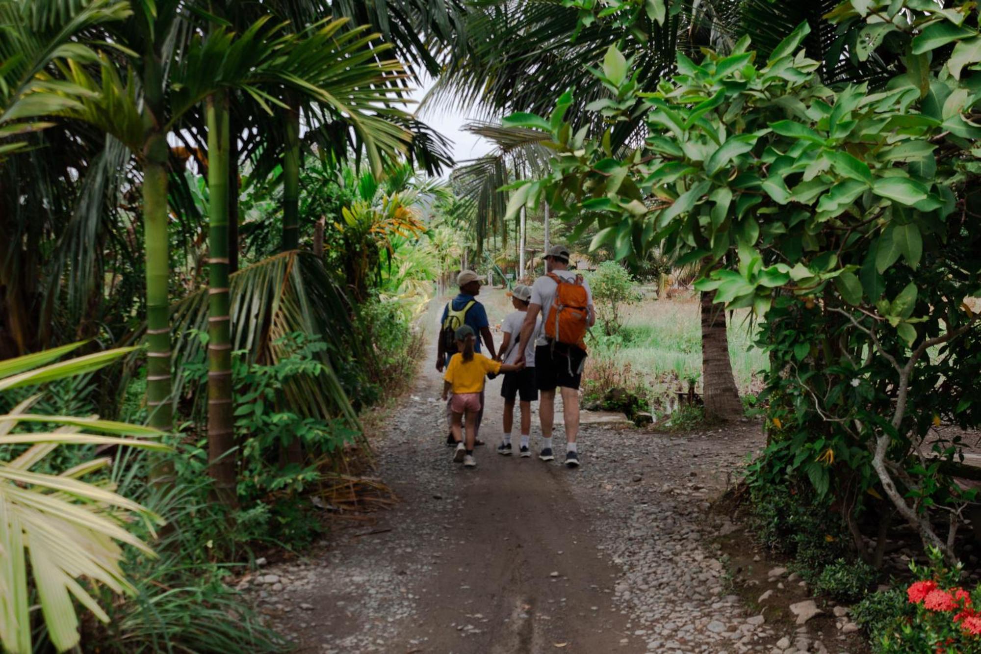 Ambow Homestay Jungle Trekking & Village Tour 부킷 라왕 외부 사진