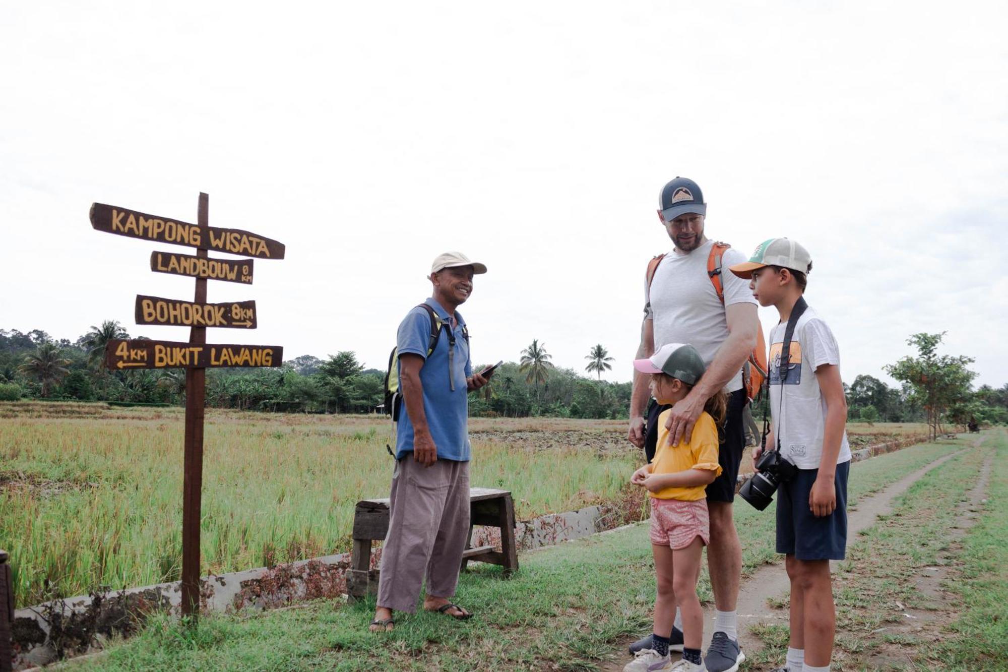 Ambow Homestay Jungle Trekking & Village Tour 부킷 라왕 외부 사진