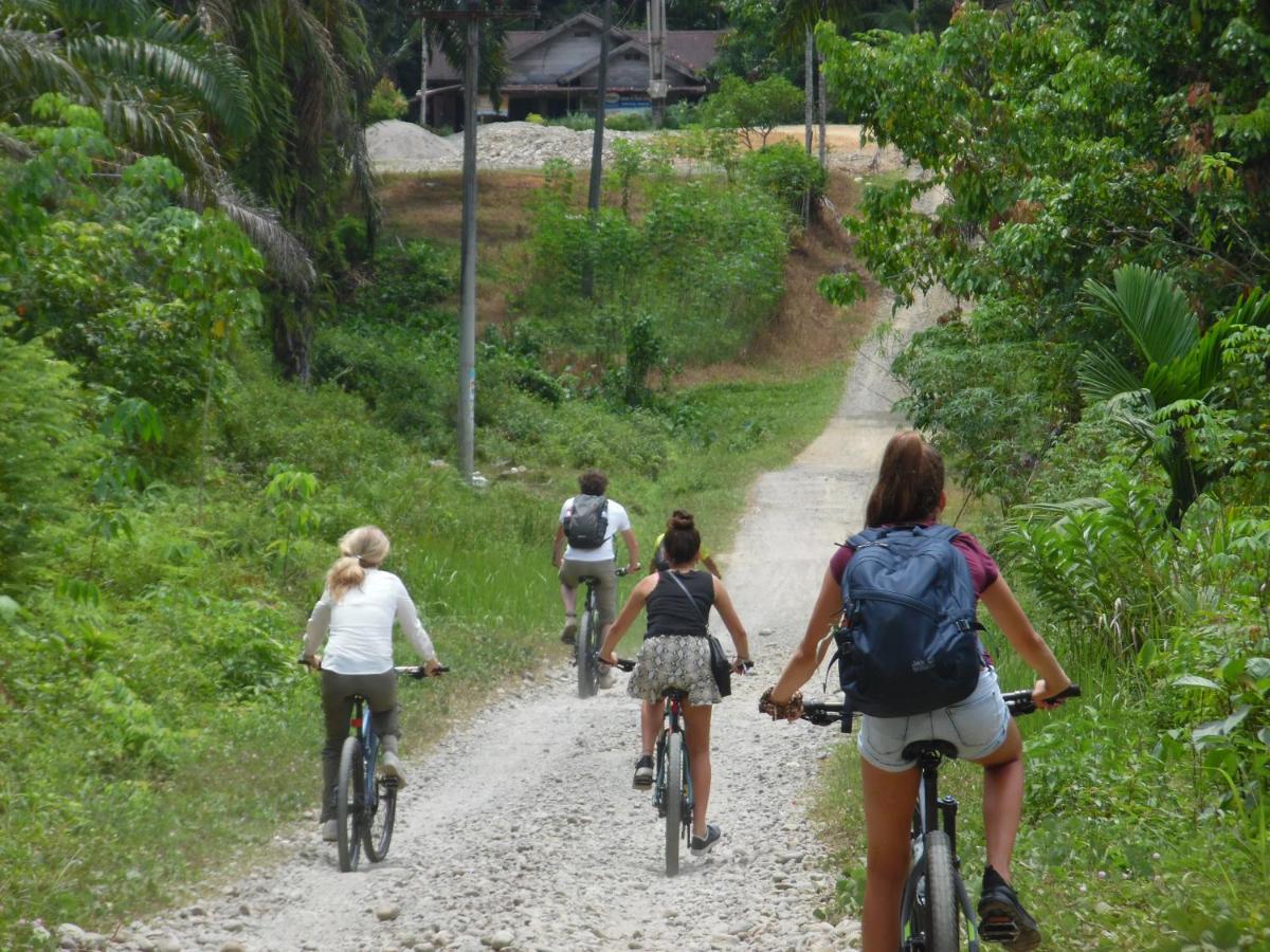 Ambow Homestay Jungle Trekking & Village Tour 부킷 라왕 외부 사진