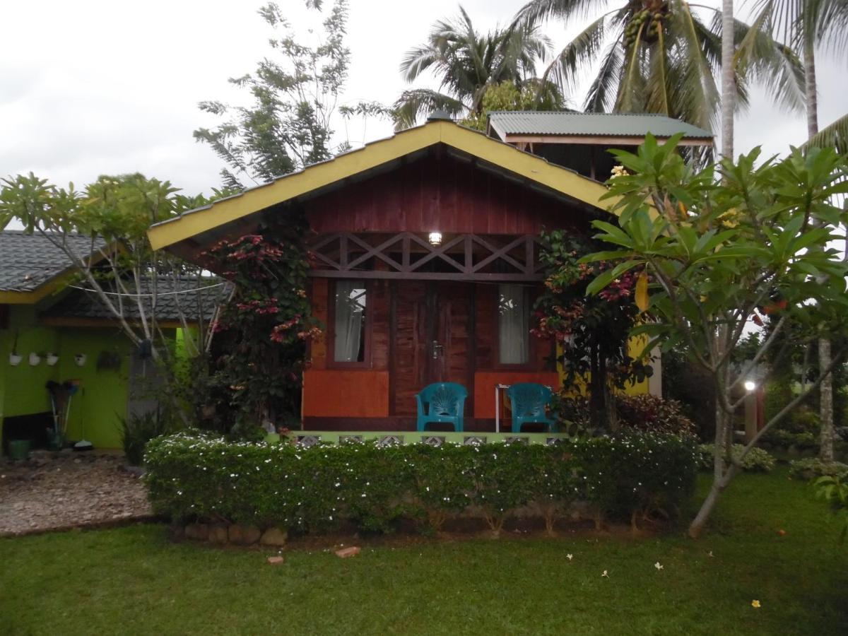 Ambow Homestay Jungle Trekking & Village Tour 부킷 라왕 외부 사진
